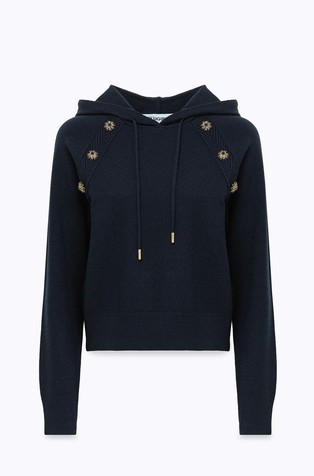 Pleten pulover s kapuljačom i ukrasnim gumbima