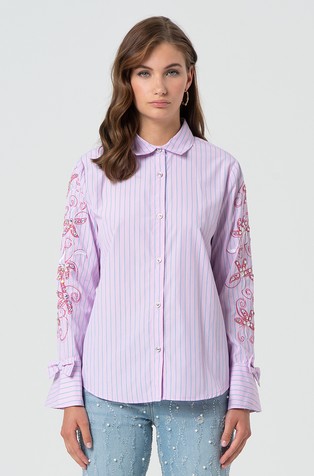 Prugasta košulja s cvjetnim vezovima