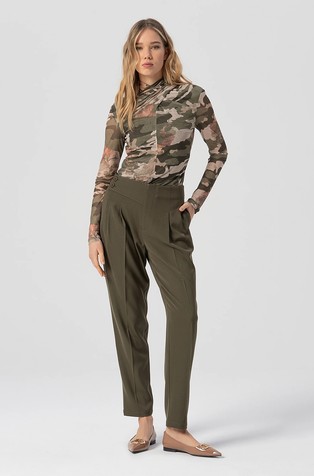 Hlače s naborima i suženim nogavicama