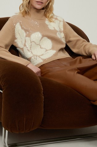 Pleten pulover s cvjetnim motivima i šljokicama