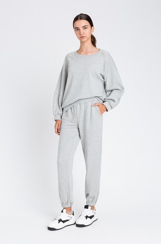 Pulover s ukrasnim kamenčićima i perlicama