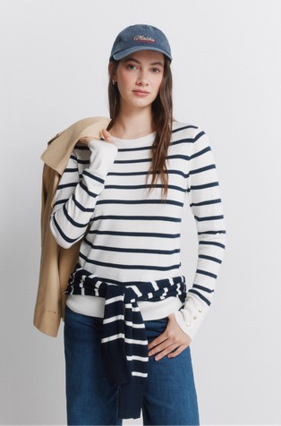 Prugast pleten pulover s ukrasnim gumbima na rukavima