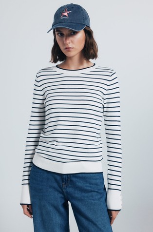 Pleten pulover s ukrasnim gumbima na rukavima