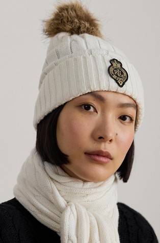 Pletena kapa s pomponom i našivkom