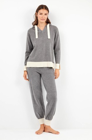 Pleten komplet pulovera s kapuljačom i donjeg dijela trenirke