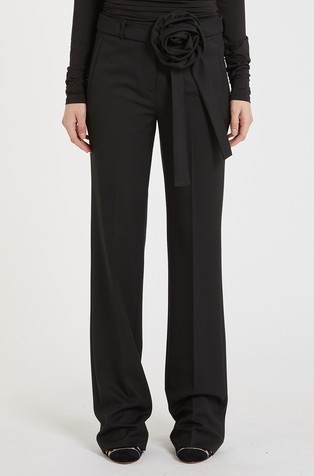 Hlače s ukrasnim cvijetom na remenu