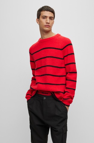 Relaxed fit prugast pleten pulover s crvenim logotipom