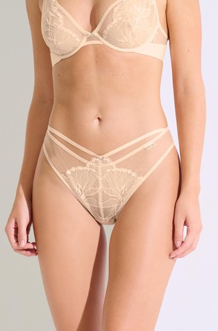 Charisma brazilke s visokim izrezom