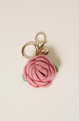 Privjesak za ključeve u obliku heklane ruže