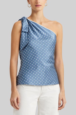 Satenska bluza s otkrivenim ramenom i točkastim uzorkom