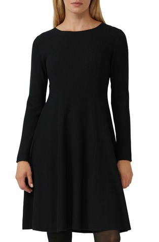 Rebrasto pletena haljina sa zvonastom suknjom