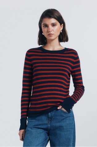 Pleten pulover s ukrasnim gumbima na rukavima