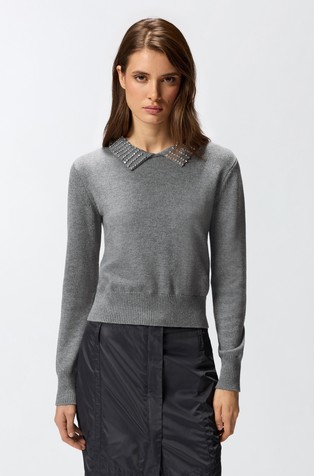 Pleten pulover s ukrasnim kamenčićima na ovratniku