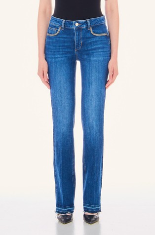 Jeans hlače s visokim strukom i ukrasnim detaljem lančića