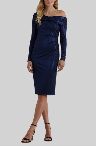 Cocktail haljina s otkrivenim ramenom i metalnim sjajem