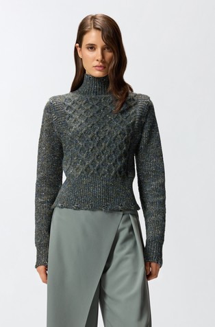 Pleten pulover s visokim ovratnikom i uzorkom lanca sprijeda