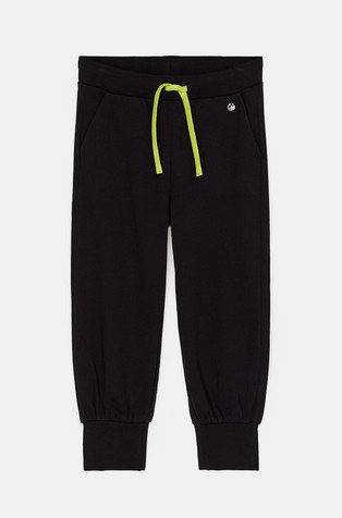 Donji dio trenirke s otisnutim logotipom na stražnjoj strani