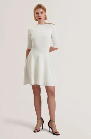 Kratka pletena haljina s ukrasnim gumbima u obliku cvijeta