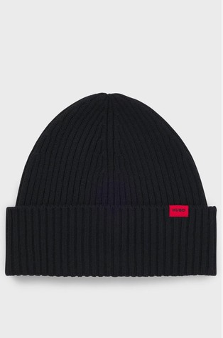 Rebrasto pletena vunena kapa s logo našivkom