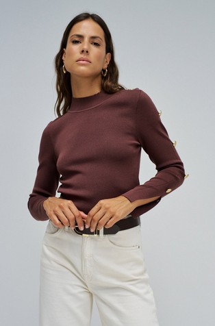 Pleten pulover s ukrasnim gumbima