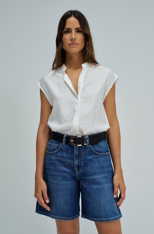 Sleeveless shirt