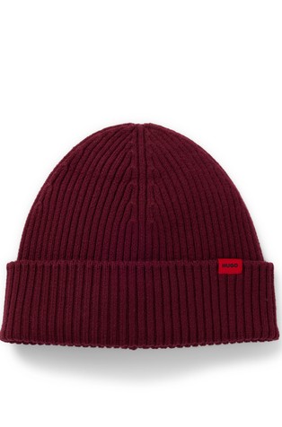 Rebrasto pletena vunena kapa s logo našivkom