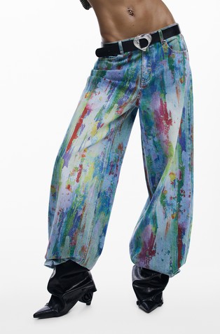 Široke jeans hlače s izgledom poprskane boje