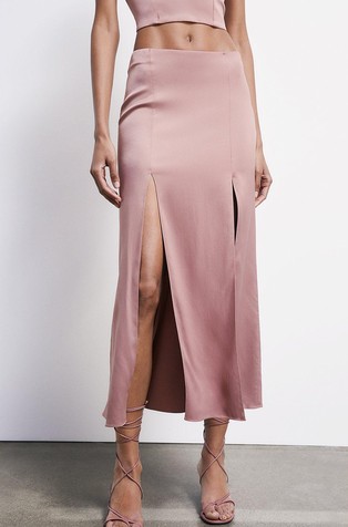 Duga satenska suknja s prorezima