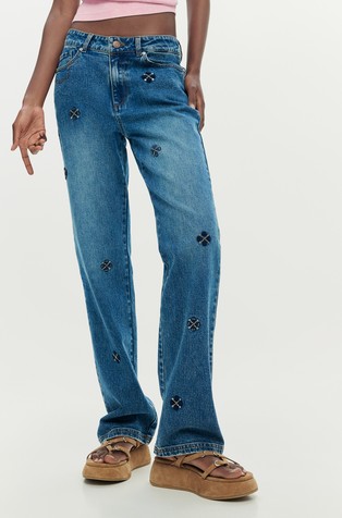 Ravne jeans hlače s ukrasnim aplikacijama