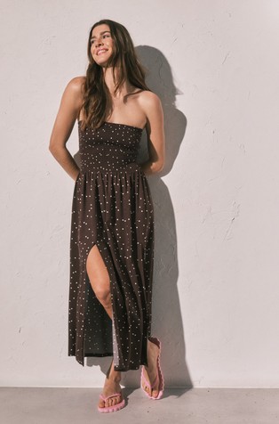 Duga haljina s točkastim uzorkom i otkrivenim ramenima