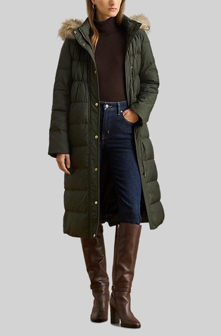 Prošivena jakna punjena paperjem s kapuljačom i obrubom od umjetnog krzna