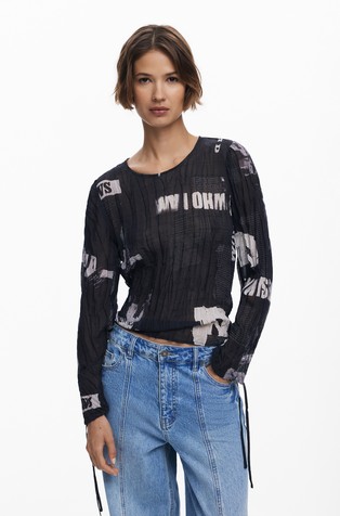 Plisirana bluza s motivima iz novina