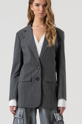 Duži sako s prugastim uzorkom i ukrasnim kamenčićima