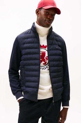 Pulover od kombinacije tkanina s kapuljačom