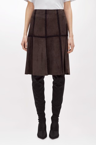 Suknja od brušene kože s ukrasnim šavovima