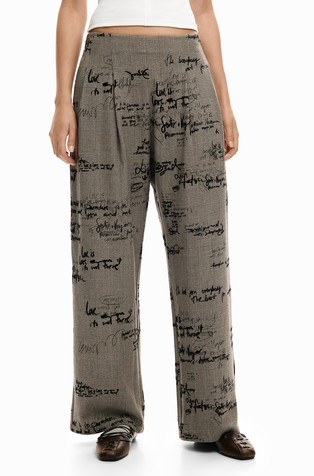 Hlače s kariranim uzorkom i natpisima