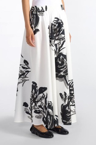 Duga suknja s cvjetnim uzorkom