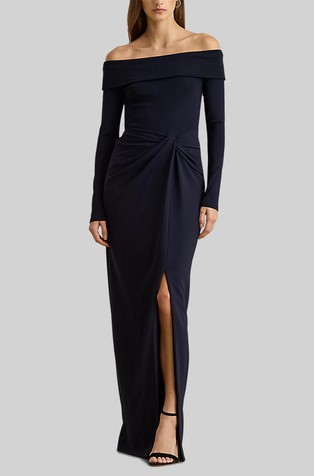 Duga večernja haljina s otkrivenim ramenima