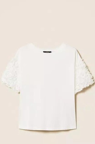 T-shirt with flower applications