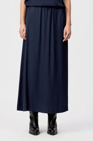 Duga satenska suknja