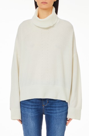 Širok vuneni pulover s visokim ovratnikom