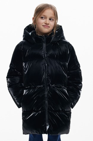 Duga prošivena jakna s kapuljačom i sjajnim izgledom