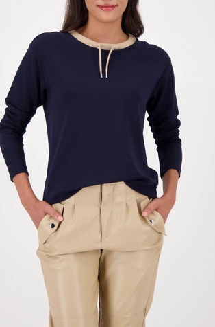 Sweatshirt with drawstring