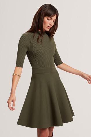 Kratka pletena haljina s ukrasnim gumbima u obliku cvijeta