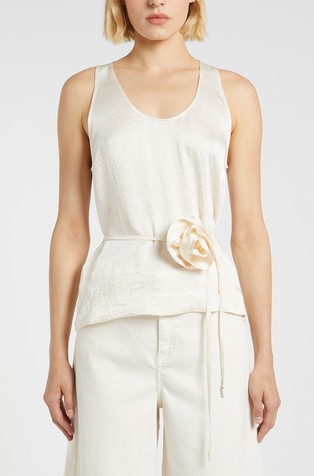 Monochrome top s ukrasnim cvijetom