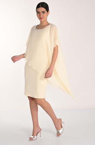 Coctail haljina s ukrasnim kamenčićima i asimetričnim ogrtačem