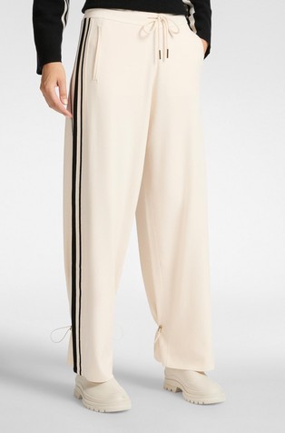 Široke pletene hlače s kontrastnim prugama