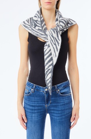 Pleten šal sa zebrastim uzorkom