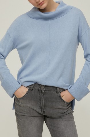 Pleten pulover s visokim drapiranim ovratnikom