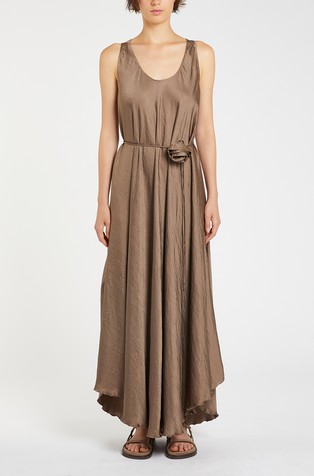 Monochrome duga haljina s ukrasnim cvijetom